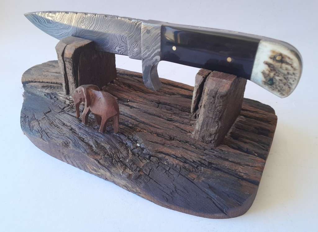 A Superb Damascus Blade Hunting Knife With Leather Sheath And Display Stand.