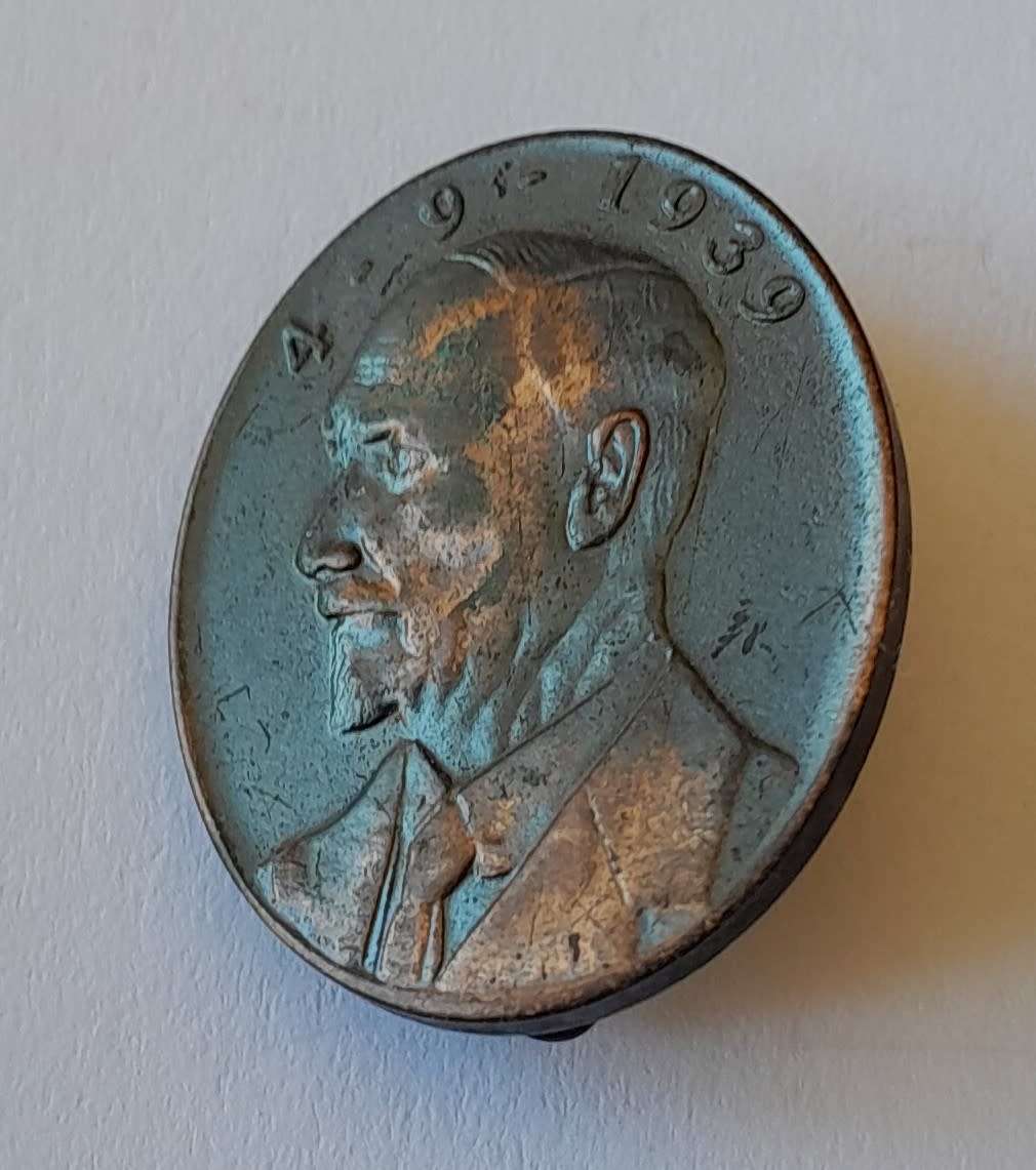 `4-9-1939` Jan Smuts Badge. Pin Intact.