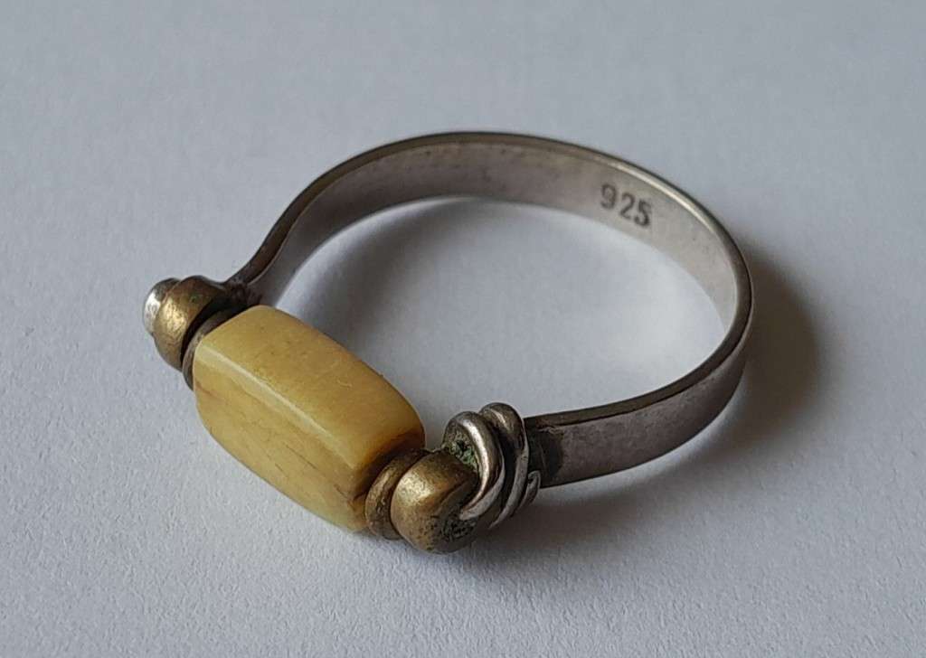 A Vintage Solid Sterling Silver Ring With Unique Swivel Bone Design.