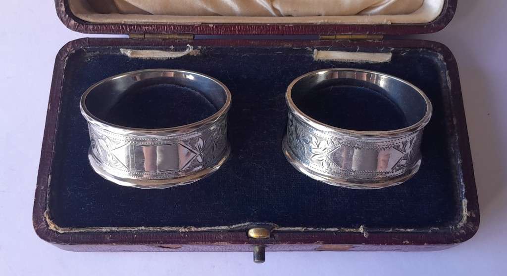 Pair Edwardian Solid Silver Napkin Rings In Original Case. C & Co, Birmingham, 1907.