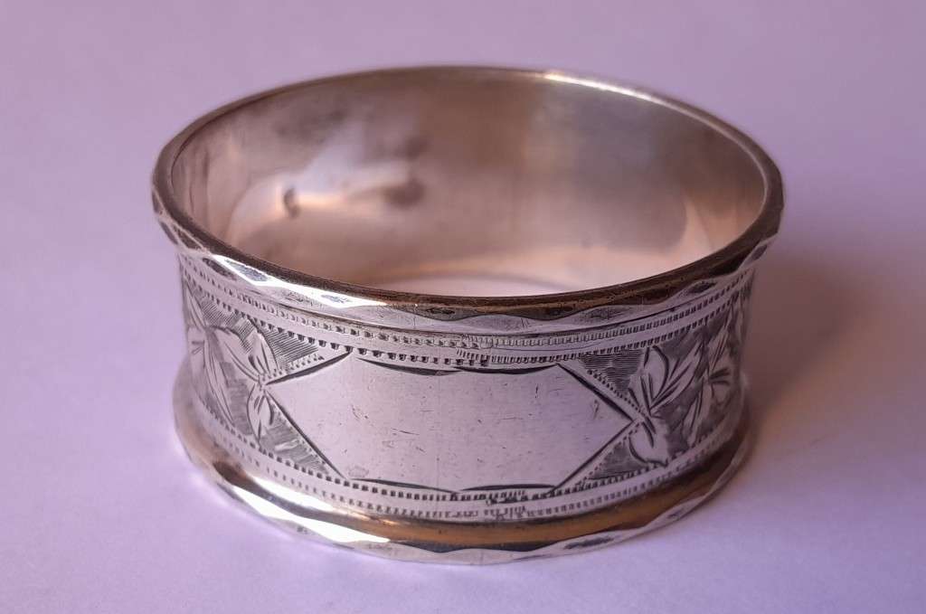 Pair Edwardian Solid Silver Napkin Rings In Original Case. C & Co, Birmingham, 1907.