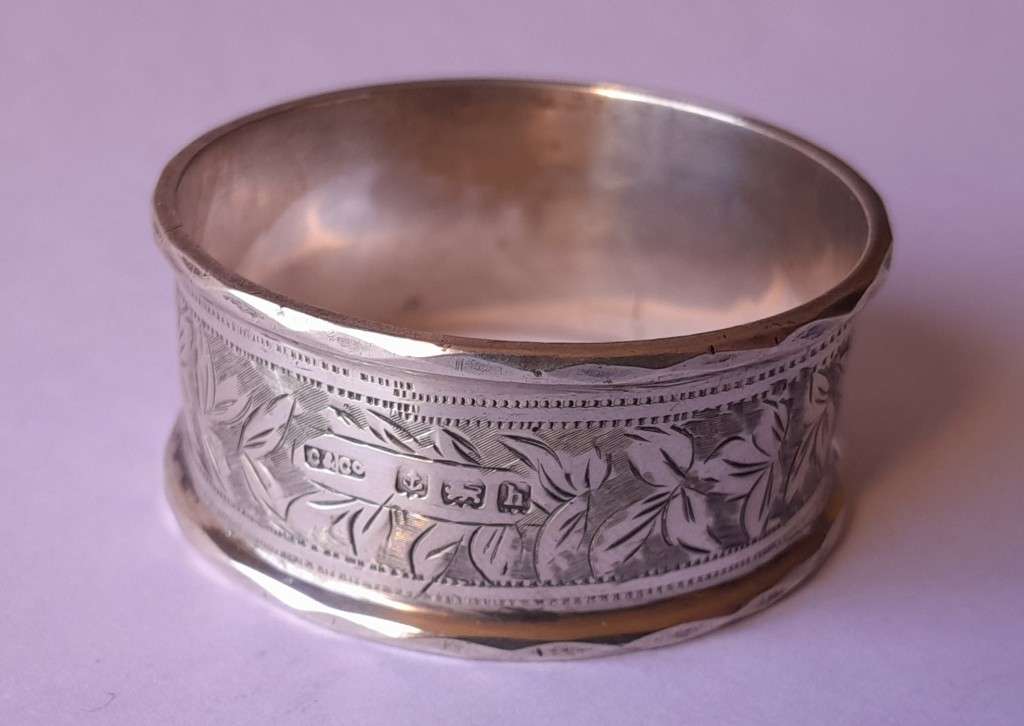 Pair Edwardian Solid Silver Napkin Rings In Original Case. C & Co, Birmingham, 1907.