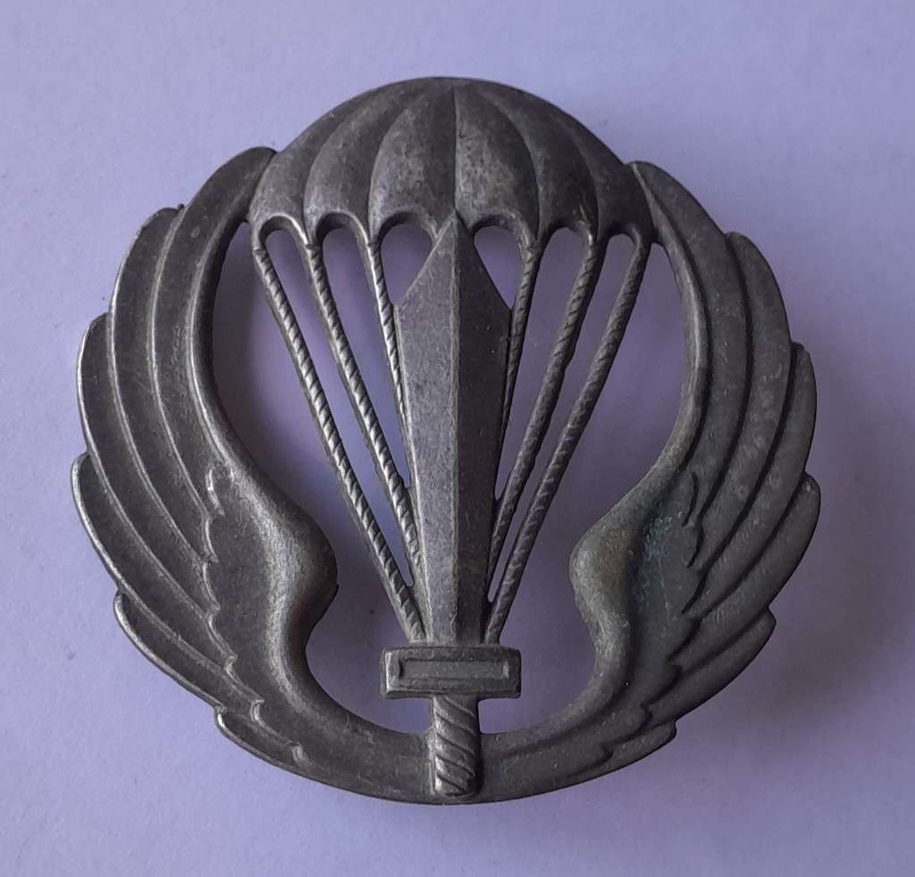 "Reserved". Italian Military Paratrooper Beret Badge. Lugs Intact.