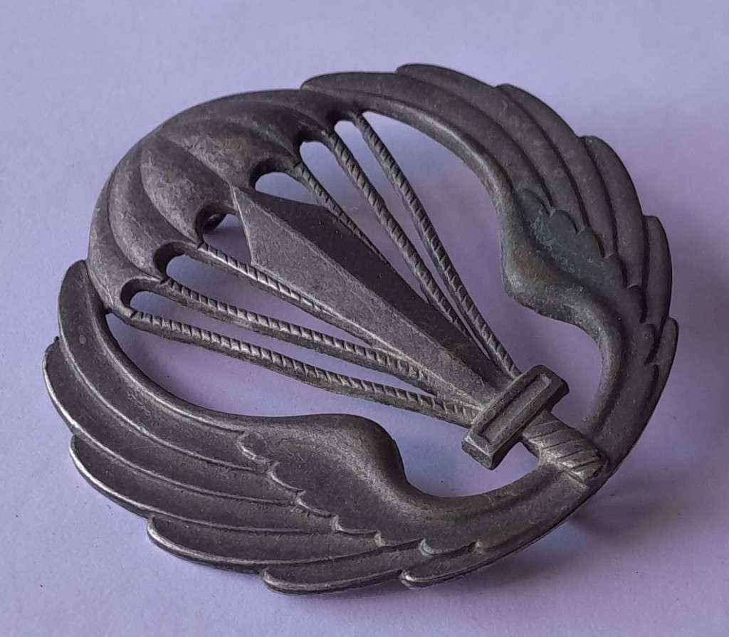 "Reserved". Italian Military Paratrooper Beret Badge. Lugs Intact.