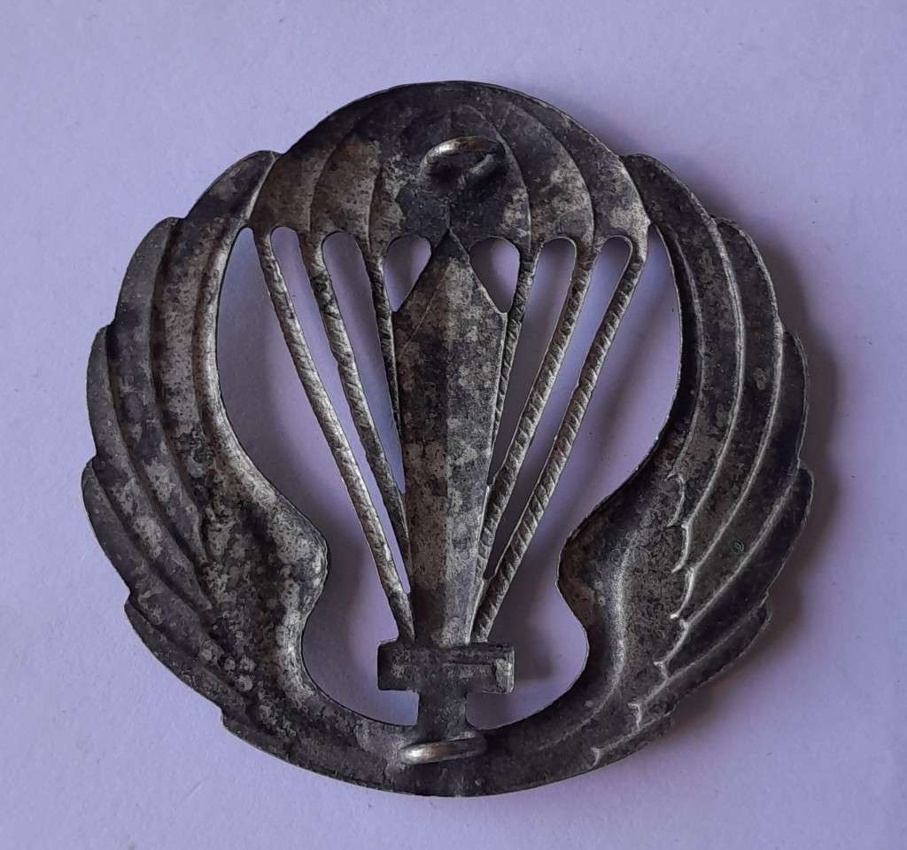 "Reserved". Italian Military Paratrooper Beret Badge. Lugs Intact.