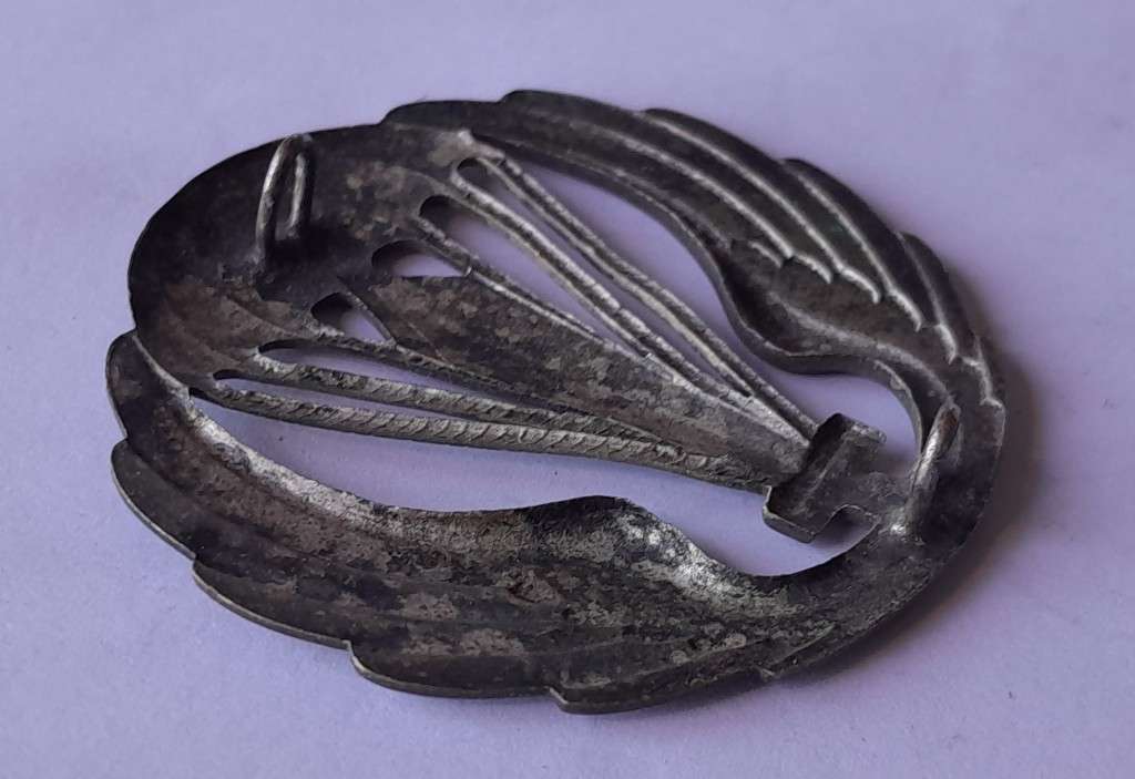 "Reserved". Italian Military Paratrooper Beret Badge. Lugs Intact.