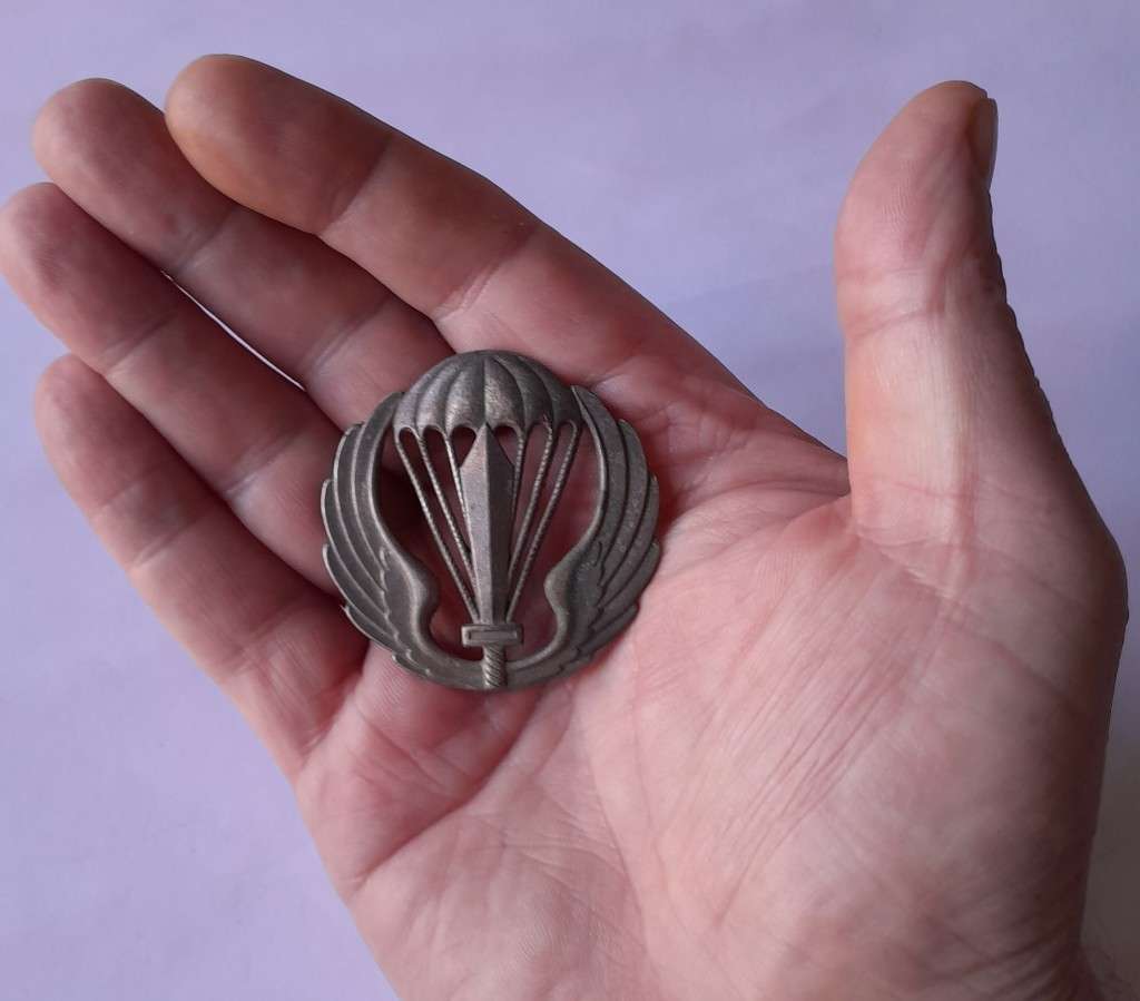 "Reserved". Italian Military Paratrooper Beret Badge. Lugs Intact.