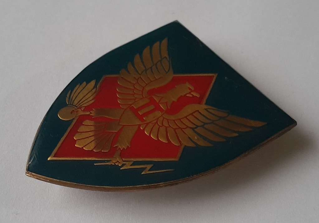 SADF 2 Locating Regiment Artillery Shoulder Flash.  3 Pins Intact (1 Replaced).