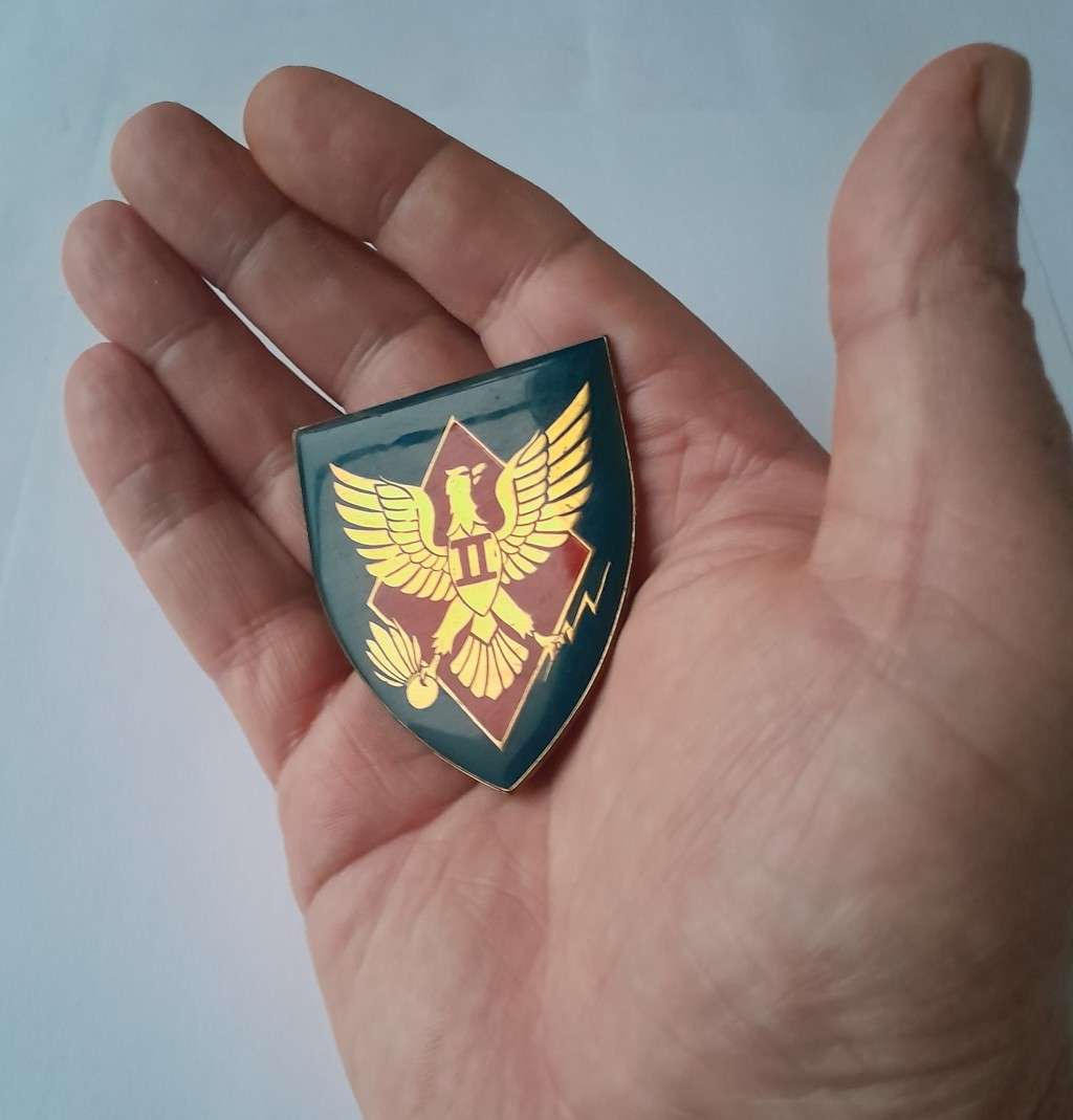 SADF 2 Locating Regiment Artillery Shoulder Flash.  3 Pins Intact (1 Replaced).