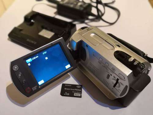 SONY HDD HANDYCAM DCR-SR42 CAMCORDER 30GB 40x Optical Zoom