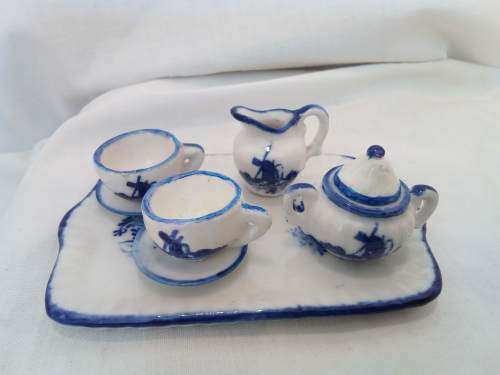 Cute little Delft style tea set