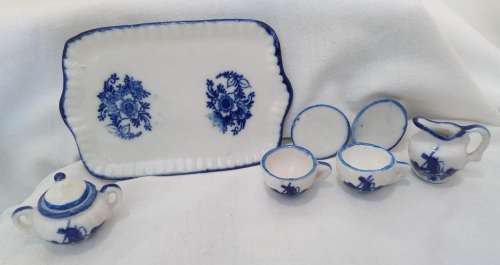 Cute little Delft style tea set