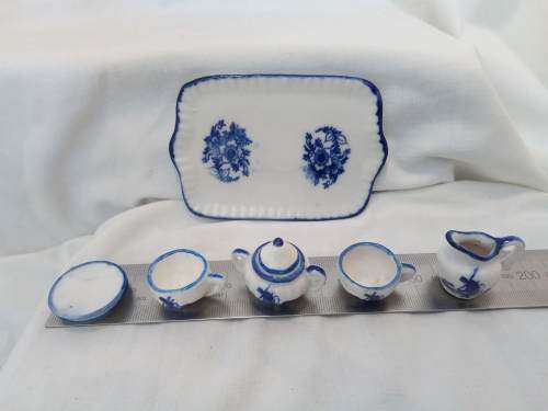 Cute little Delft style tea set