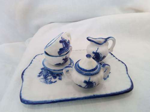 Cute little Delft style tea set