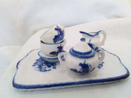 Cute little Delft style tea set