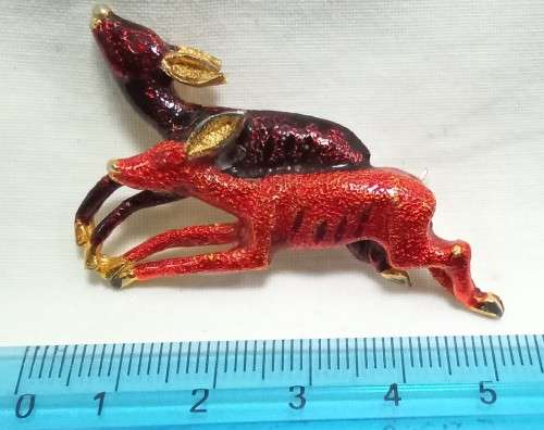 Beautiful vintage gold coloured brooch with two enameled leaping deer