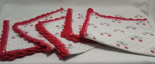Six vintage serviettes with crocheted edge