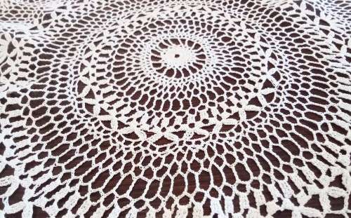 Lovely vintage crocheted doily - 38cm across