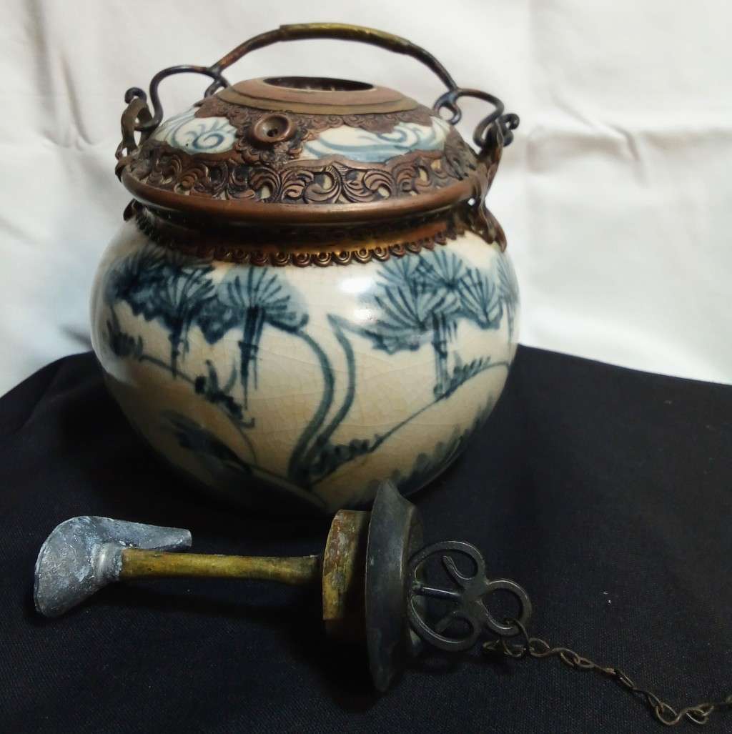 Vintage (possibly antique) oriental crackle glaze opium pot 2