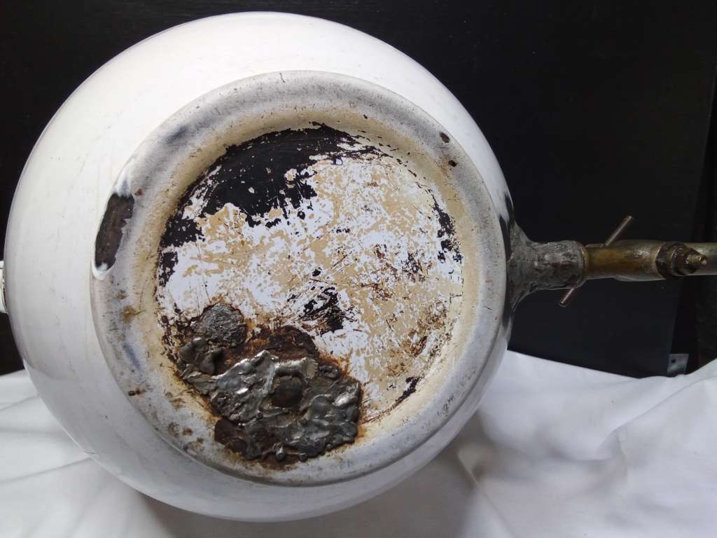 Beautiful vintage enamel "konfoor" kettle - display item