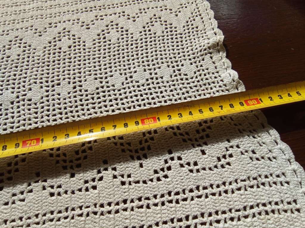Stunning vintage hand made filet crocheted table runner