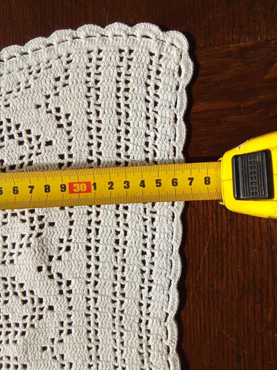 Stunning vintage hand made filet crocheted table runner