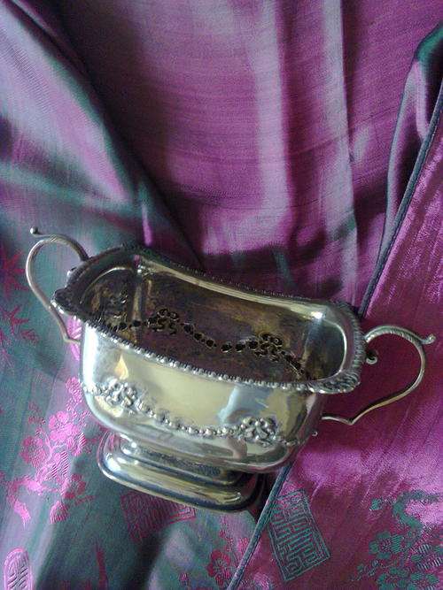 BEAUTIFUL VINTAGE SILVER PLATED SUGAR BOWL (See also listing for matching milk jug)