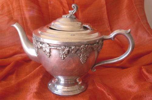 SERANCO TEAPOT - GRAPE AND VINE LEAF PATTERN