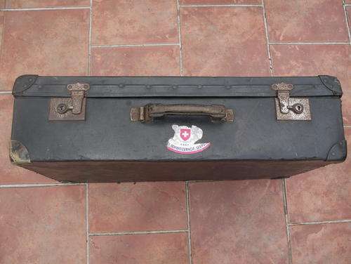 LARGE VINTAGE SUITCASE WITH FABRIC LINING / OLD SUITCASE