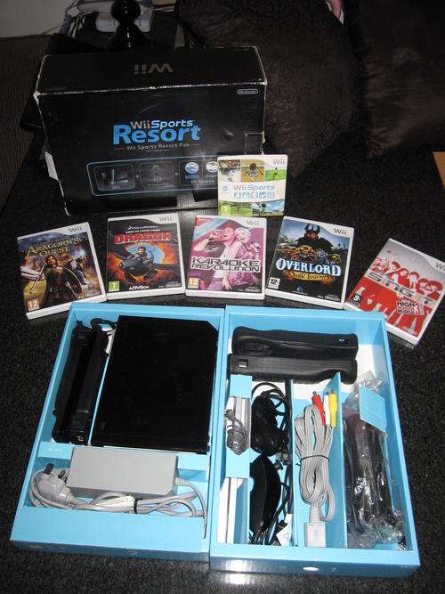 BLACK NINTENDO WII SPORTS RESORT SET WITH 2 CONTROLLERS + 2 NUNCHUKS + 7 GAMES