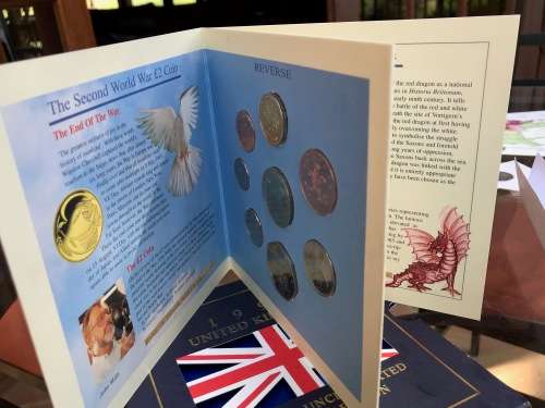 1995 UNITED KINGDOM UNC COINS 1,2,5,10,20,50PENCER AND 1 & 2 POUNDS, IN BOOK. (VALUE: R 320)