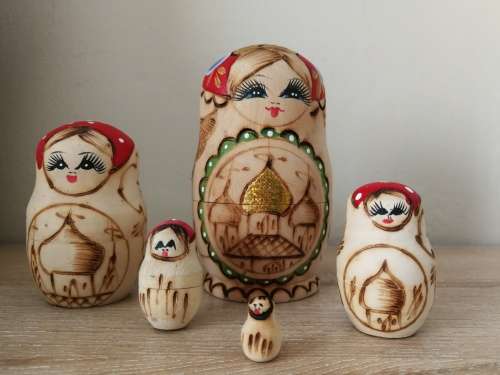 Traditional 5-pieces a set of Babushka  Russian nesting ( stacking, matryoshka) dolls.