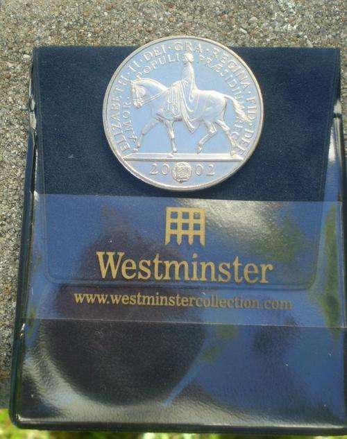 British 5 Pounds 2002 UNC coin, in pouch