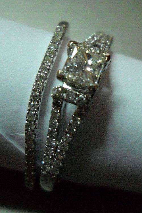 *R35258* 0.700ct (total) Diamonds set in 14kt White Solid Gold Twin Bridal Set 2 Rings. Certificate.