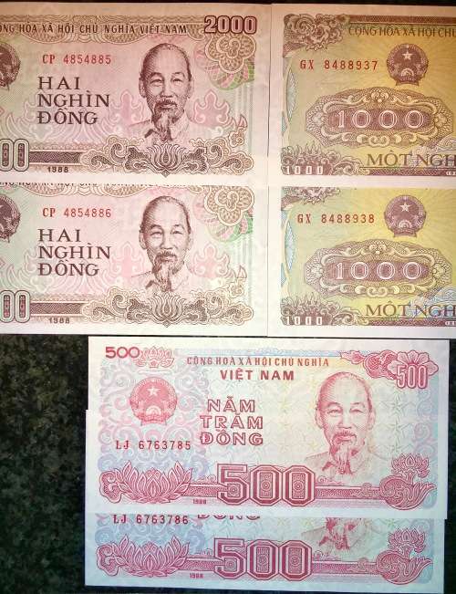 VIET NAM SET IN SEQ 2000D,1000D & 500 DONG 1988 CRISP UNC GEM IN PLASTIC INFO SLEEVE(1 BID TAKES ALL