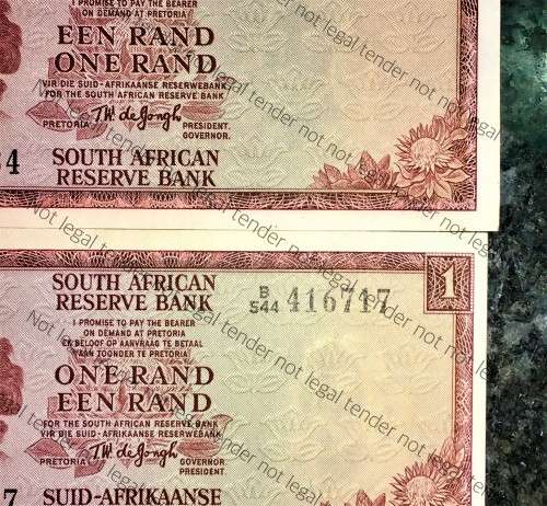 TW DE JONGH R1 ERROR NOTE LIGHTER COLOUR ON ONE SIDE ALSO OFF CENTRE (1 BID FOR BOTH)