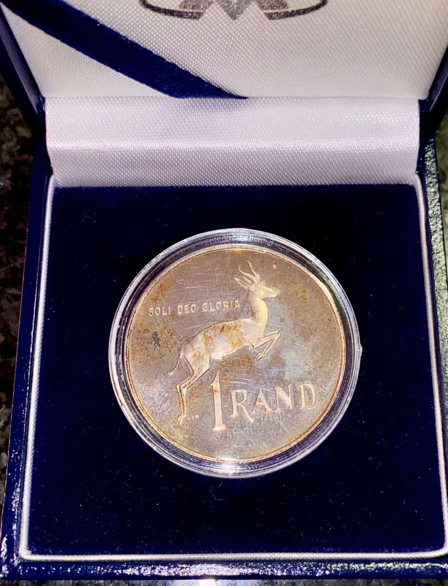 SOUTH AFRICA PROOF SILVER R1 -- 1982 -- LOVELY GOLD TONING IN BLUE S A MINT BOX & CAPSULE