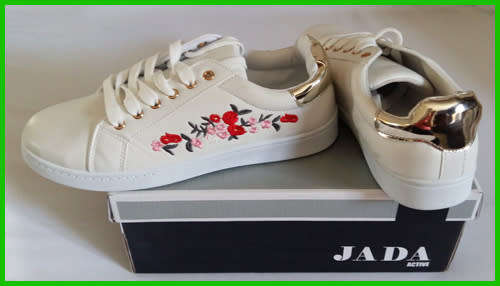 STUNNING WHITE EMBROIDERD SNEAKERS - SIZE: 6 / 7