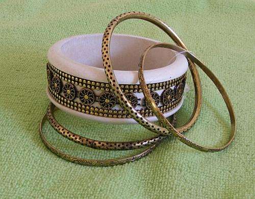 BEAUTIFUL SET OF 5 BANGLES - WHITE