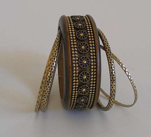 BEAUTIFUL SET OF 5 BANGLES - ANTIQUE GOLD AND BROWN WOOD