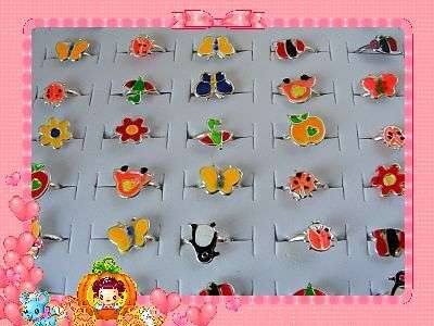 100 KIDDIES FUN RINGS IN DISPLAY BOX