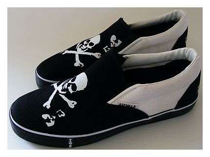 AWESOME VAN AIRWALK BLACK AND WHITE SLIP ON SHOES WITH SKULLS - SIZE 9