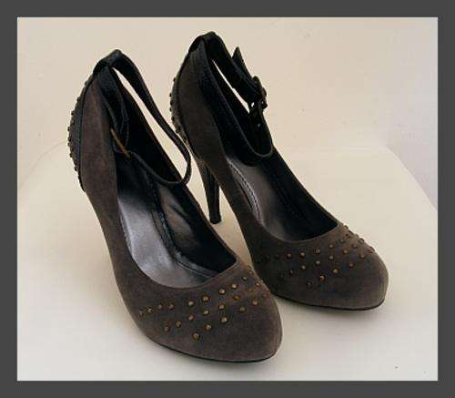 *R1* -  SIZE: 6 - GREY STUDDED PLATFORM HEELS FROM BRONX