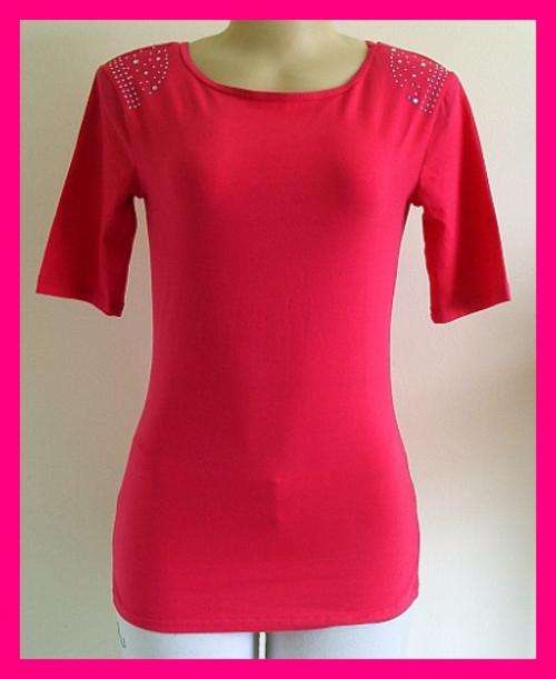 *R1* - SIZE: MEDIUM - QUALITY LONGER LENGTH PINK T-SHIRT WITH RHINESTONE DETAIL