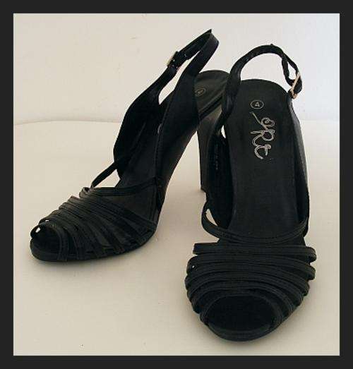 SIZE: 4 - BLACK STRAPPY SANDALS
