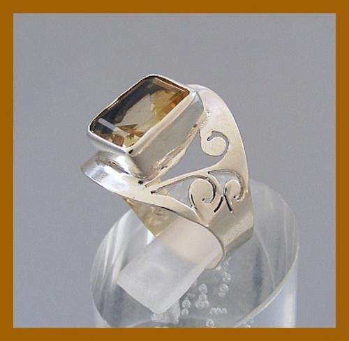 HANDCRAFTED 925 STERLING SILVER GEMSTONE RING - SIZE: 7.5