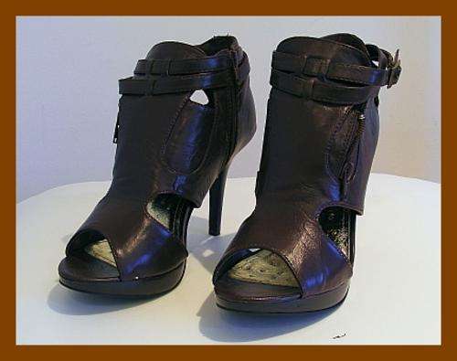 *R1* - SIZE: 6 - BROWN PLATFORM HEELS FROM COVER GIRL