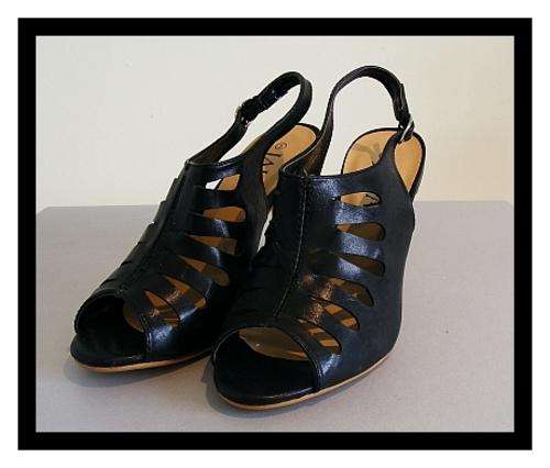 *R1* - SIZE: 5 - BLACK SANDALS FROM JADA