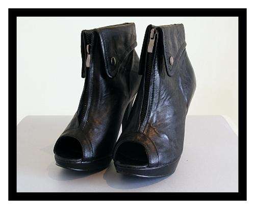 *R1* - SIZE: 4 - BLACK PEEP TOE BOOTIES