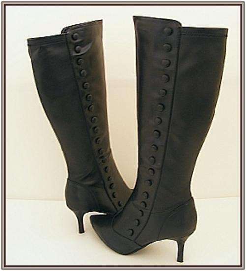 BLACK BOOTS WITH BUTTON DETAIL - SIZE 7